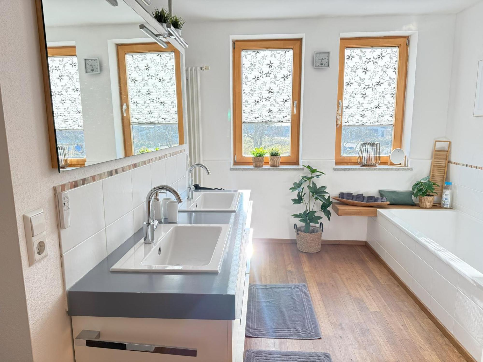 Fe Wo Brunnen - 120 Qm - Ruhige Lage - Viel Natur- Komfortabel - Grosser Balkon Und Garten Memmingen Exteriör bild